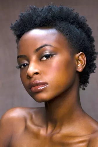 Afro kapsel kort vrouw afro-kapsel-kort-vrouw-38_10-3