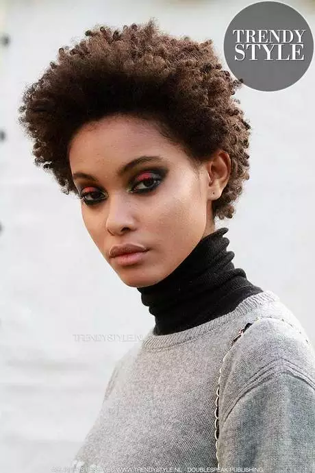 Afro kapsel kort vrouw afro-kapsel-kort-vrouw-38_8-16